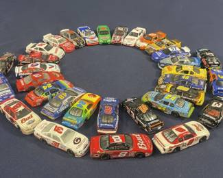 401 Lot 377h Large lot of Hot Wheels diecast cars