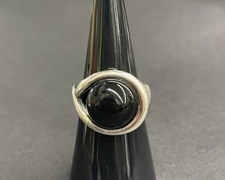 122 Lot 610h Vintage sterling silver and black onyx ring