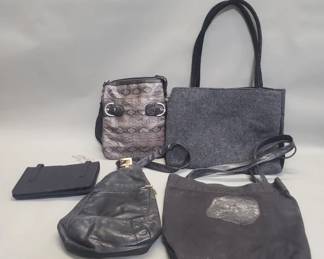 622 Lot 547 Group of women s handbags
