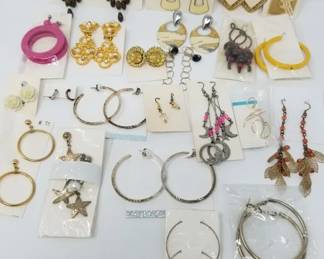 228 Lot 241 Vintage costume jewelry earrings