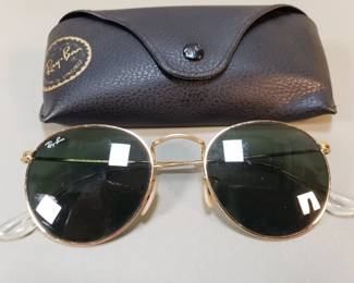 604 Lot 529 Ray Ban sunglasses with snap closure case
