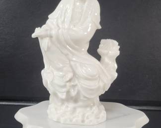 600 Lot 525 Guan Yin carved marble sculpture