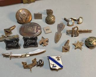 047 Lot 60 Group of vintage brooches in Craftsman box