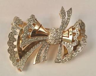 010 Lot 457 Vintage faux diamond bow motif brooch