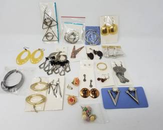 671 Lot 661 Vintage costume jewelry earrings