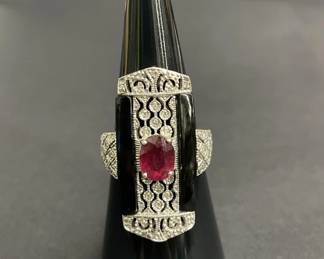 009 Lot 550h Vintage sterling silver ring with ruby black