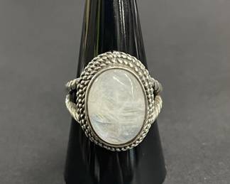 378 Lot 365h Vintage sterling silver ring with oval moonstone
