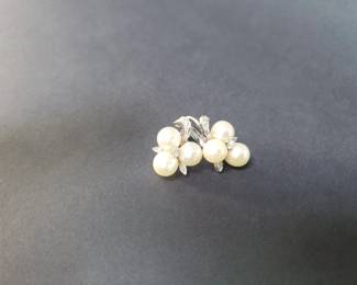005 Lot 136 14k white gold pearl and diamond clip on earrings