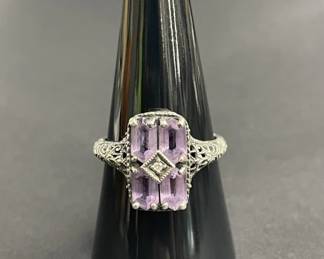 119 Lot 650h Vintage sterling silver and amethyst ring