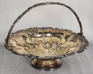 346 Lot 349h Vintage silver plated fruit basket swing handle
