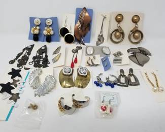 651 Lot 575 Lot of vintage costume jewelry earrings