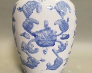 509 Lot 438 Vintage Chinese porcelain vase
