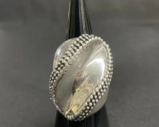 131 Lot 444h Vintage sterling silver statement ring