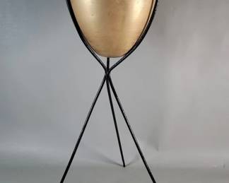 568 Lot 495 Mid century aluminum planterin an iron tripod