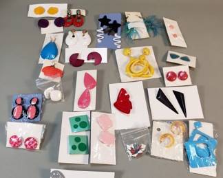 511 Lot 440 Vintage costume jewelry metal and acrylic