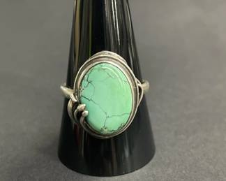 667 Lot 615h Vintage sterling silver ring with teal green