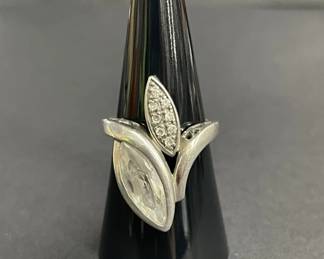 121 Lot 625h Sterling silver ring with marquise cut CZ and