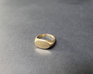 039 Lot 140 10k yellow gold signet ring