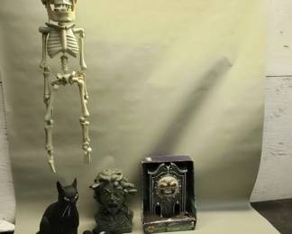 564 Lot 491 Halloween black cat haunted clock skeleton