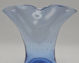 173 Lot 357h Vintage hand blown light blue art glass vase