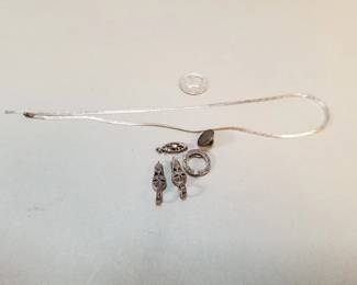 142 Lot 155 Sterling silver pieces clasps pin back chain