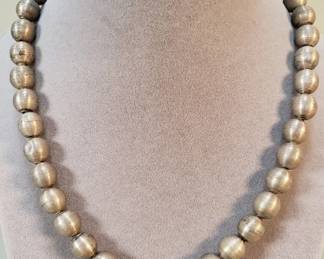 135 Lot 425 Vintage sterling silver bead necklace