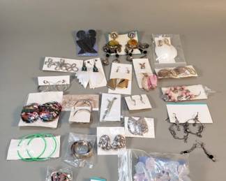 549 Lot 476 Group of costume jewelry earrings