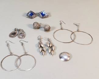 134 Lot 427 Vintage silver earrings