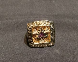 244 Lot 300h Kobe Bryant 2002 Lakers Championship ring