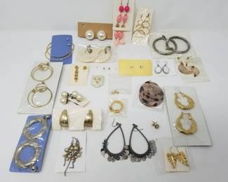 641 Lot 565 Lot of vintage costume jewelry