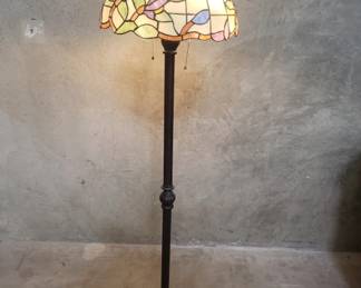 123 Lot 530 Tiffany style glass lampshade floor lamp