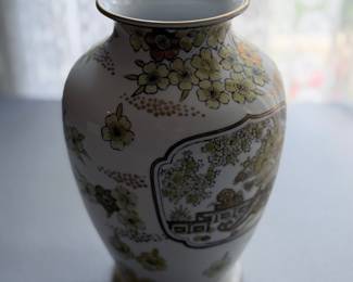 VTG Imari Japanese Porcelain Vase 