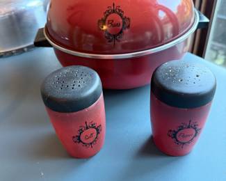 Metal Bun Warmer with SaltnPepper Shakers