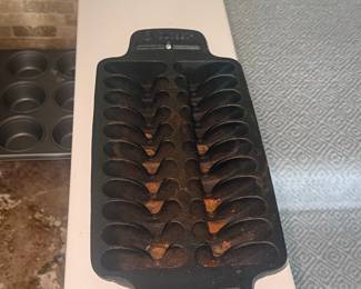 Outset Cast Iron Cornbread Pan