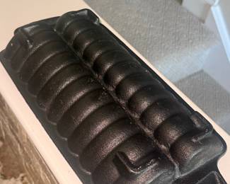 Outset Cast Iron Cornbread Pan