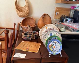 drop leaf table with leaves and 6  chairs