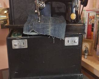 Singer Featherweight 221 Sewing Machine