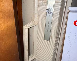 Vintage General Electric AM/FM Radio