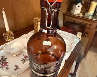 Muster Geschutzt Amber Glass Beer Growler with Aluminum Handle