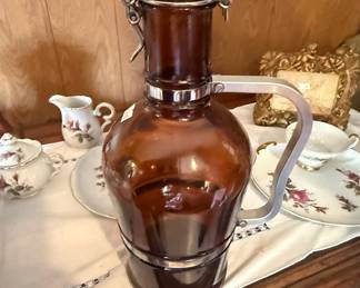 Muster Geschutzt Amber Glass Beer Growler with Aluminum Handle