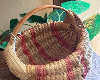Bentwood handle natural fiber basket