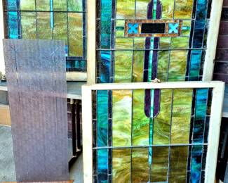 Great 2 pcs. stained glass window set from Northwest Missouri church. Vintage single sun-purpled door glass plate. Thank you again for attending our sales, we do appreciate it. Randy and Donna Klein and The Pen and Pencil Team