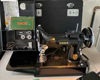 BK190VVintage Singer, Featherweight 221 Sewing Machine With Case