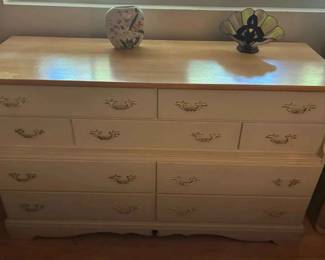 BK282French Provincial Style Dresser With Vase Art Deco Like Nightlight