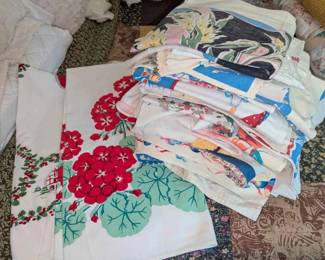 BK171Assortment Of Table Linens