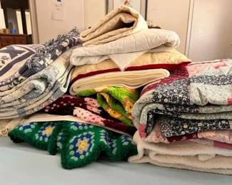 BK261Mystery Quilt And Linens