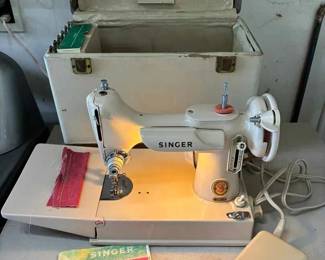 BK150VSinger Featherweight 221K5 Sewing Machine And Case