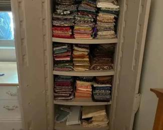 BK287Rubbermaid Cabinet Organizer And Quilting Fabric