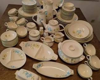BK274Franciscan Earthenware Daisy Pattern Set
