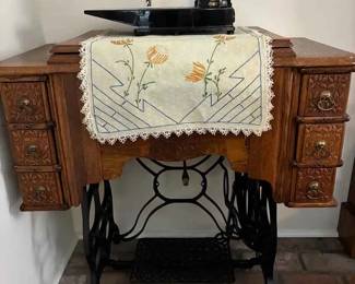 BK236Vintage Singer Sewing Machine Antique Sewing Table